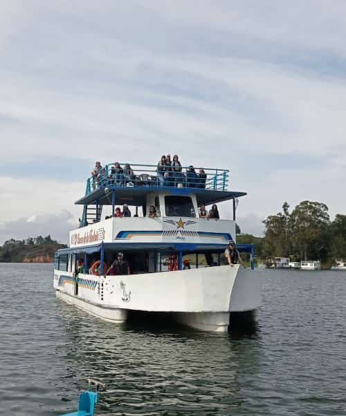 barco Guatapé Hacienda Nápoles y Medellín