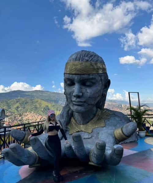 mirador comuna13 Hacienda Nápoles y Medellín