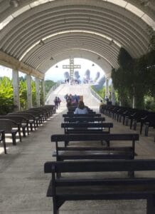 Nos pareció muy bonito el sitio las bailarinas, las piscinas buenísimas con los toboganes, lo mismo la de los niños, los restaurantes muy buenos, la comida super bien, los columpios muy emocionantes y el sendero con sus diferentes reflexiones para leerlas y aplicarlas en nuestro dia a dia y la inmensa cruz también, es un mirador espectacular y bien descansado.
